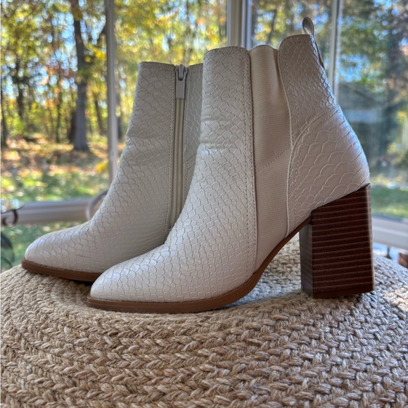 White Snakeskin Ankle Boots - size 7 - Picture 3 of 11